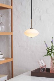 Orbit Ø24 Antiikki kattovalaisin valmistajalta Halo Design - Orbit on tyylikäs ja ainutlaatuinen kattoriipus, jossa yhdistyvät ajaton muotoilu ja modernit materiaalit.