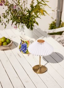 Paris 28cm Antiikki Siirrettävä valmistajalta Halo Design - Se on himmennettävä ja sopii erilaisiin tarpeisiin ja tunnelmiin, mikä tekee siitä sekä käytännöllisen että tyylikkään sisustuksen yksityiskohdan.