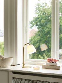 Room 49 40cm Antiikki messinki pöytävalaisin valmistajalta Halo Design - T&auml;m&auml; tyylik&auml;s p&ouml;yt&auml;valaisin, jossa on tyylik&auml;s messinkijalusta ja himme&auml; lasivarjostin, on sek&auml; k&auml;yt&auml;nn&ouml;llinen ett&auml; koristeellinen.