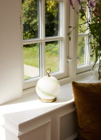 Stockholm 20cm Vihreä Siirrettävä valmistajalta Halo Design - Himmennettävällä toiminnolla varustettu se on monipuolinen ja sopii kaikkiin tilanteisiin, joten se on tyylikäs ja käytännöllinen sisustusyksityiskohta.