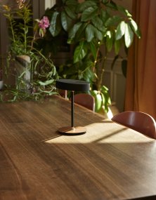 On The Move 20cm Musta Siirrettävä valmistajalta Halo Design - On the Move on kannettava pöytävalaisin muovista, metallista ja puusta, ja siinä on tyylikkäitä pähkinävärisiä yksityiskohtia, joissa yhdistyy moderni ja klassinen muotoilu.