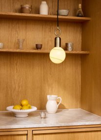 Stockholm Ø5 Antiikki kattovalaisin valmistajalta Halo Design - Kauniilla antiikkimessingillä ja ainutlaatuisilla rengasmaisilla yksityiskohdilla Tukholmasta tulee taiteellinen piirre sisustuksessasi.