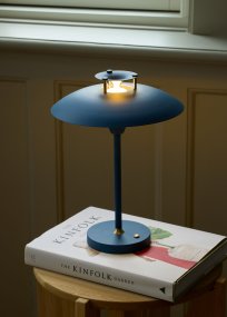 Stepp One-Two -Three 30cm Tummansininen Siirrettävä valmistajalta Halo Design - Lamppu on IP45-luokiteltu, joten se on suojattu kosteudelta ja pölyltä.