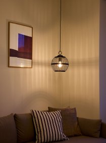 Stockholm Nordic Ø30 Musta valmistajalta Halo Design - Kattovalaisin Stockholm on tyylikäs ja ainutlaatuinen valaistusratkaisu, jossa yhdistyvät luonnonmateriaalit ja moderni muotoilu.