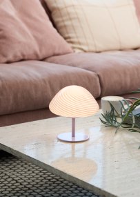 Mini Mush 17cm Violetti pöytävalaisin valmistajalta Halo Design - Mini Mush on viehättävä ja tyylikäs pöytävalaisin, joka on saanut inspiraationsa luonnon muodoista.