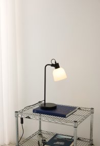 Glow 43cm Musta työpöytävalaisin valmistajalta Halo Design - Opaalilasi näyttö tarjoaa mukavan valon leviämisen ja siellä; se voidaan kääntää, se antaa sinulle mahdollisuuden käyttää lamppua sekä lukuvalona että koristeena yleisvalaistuksena.