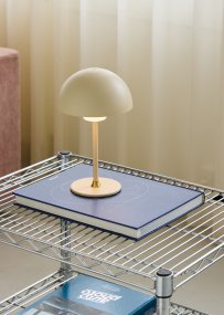 Moon Light 27cm Kerma Siirrettävä valmistajalta Halo Design - Tyylikk&auml;&auml;n kupumuotonsa ansiosta se tarjoaa pehme&auml;n ja miellytt&auml;v&auml;n valon, jota voidaan s&auml;&auml;t&auml;&auml; tarpeen mukaan.