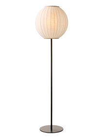 Balloon Kermanvalkoinen lattiavalaisin valmistajalta Halo Design - Ohut, musta metallirunko luo mukavan kontrastin varjostimelle, joka levittää pehmeää ja miellyttävää valoa.