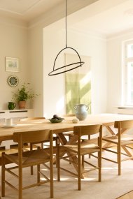 Tilt Ø60 Musta kattovalaisin valmistajalta Halo Design - Tilt on moderni kattoriippuvalaisin, jossa on tyylikäs ja minimalistinen muotoilu mustasta metallista ja elegantit messingistä tehdyt yksityiskohdat.