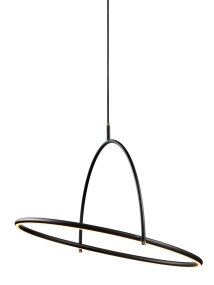 Tilt Ø60 Musta kattovalaisin valmistajalta Halo Design - Tilt on moderni kattoriippuvalaisin, jossa on tyylikäs ja minimalistinen muotoilu mustasta metallista ja elegantit messingistä tehdyt yksityiskohdat.