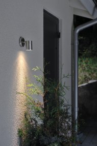 Modena Ruostumaton valmistajalta Konstsmide - Lamppu suuntaa valon alaspäin, mikä antaa pehmeän ja miellyttävän hehkun, joka luo turvallisuutta ja eleganssia ulkoilmaan.