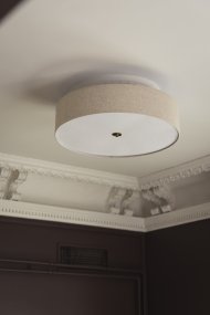 Noah Ø65 Beige plafondi valmistajalta Globen Lighting - Noah on käsintehty värjätystä pellavakankaasta, ja siitä tulee hillitty ja koristeellinen kattovalaisin.