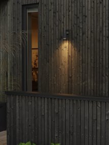 Temi Musta ulkovalo valmistajalta Konstsmide - Lamppu suuntaa valon alasp&auml;in, mik&auml; antaa pehme&auml;n ja miellytt&auml;v&auml;n hehkun, joka luo turvallisuutta ja eleganssia ulkoilmaan.