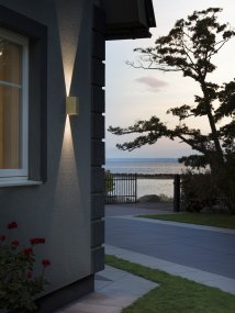 Cremona Messinki ulkovalo valmistajalta Konstsmide - Kestävien materiaalien ja korkean laadun ansiosta tämä lamppu on sekä kaunis että säänkestävä &ndash; ihanteellinen investointi pitkäkestoiseen tyyliin ja toimivuuteen.