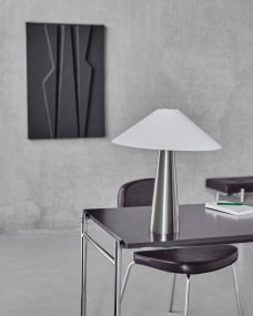Soffi 48cm Hopea pöytävalaisin valmistajalta House Doctor - Soffi-p&ouml;yt&auml;valaisimessa on tyylik&auml;s ja moderni ilme, jossa yhdistyv&auml;t elegantti metalli ja tekstiili.