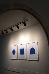 Swan 5 Musta kohdevalaisin valmistajalta Globen Lighting - Swanissa on 200 cm pitk&auml; valkoinen tekstiilijohto ja kytkent&auml;rasia, kattopistoke ei sis&auml;lly toimitukseen.