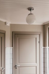 Alley Ø20 Kromi/valkoinen kylpyhuoneen valaisin valmistajalta Globen Lighting - Valaisin on valmistettu metallista ja siinä on valkoinen opaalilasivarjostin, joka levittää kauniisti valoa huoneeseen.