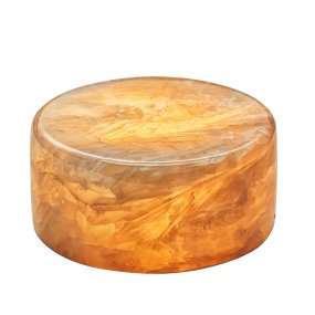 Marble 4cm Beige valmistajalta Unison - P&ouml;yt&auml;valaisin toimii kahdella AA-paristolla ja siin&auml; on ajastintoiminto, jossa on 6 tuntia p&auml;&auml;ll&auml; ja 18 tuntia pois p&auml;&auml;lt&auml;.
