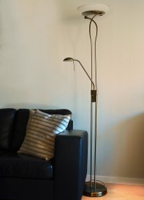 Cannes Antiikki messinki lattiavalaisin valmistajalta Aneta Lighting - Cannes on klassinen ylävalaisin lattiavalaisin, jossa on nykyaikainen muotoilu antiikkimessingistä.