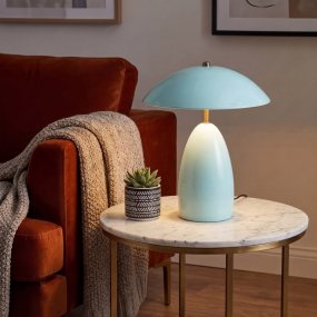 Poppy 35cm Vaaleansininen valmistajalta Elstead Lighting - Poppy on koristeellinen pöytävalaisin, jossa on pehmeät muodot ja kiiltävä varjostin yhdistettynä messingistä tehtyihin yksityiskohtiin.