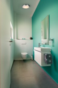 Classic Round Ø30 Kromi kylpyhuoneen valaisin valmistajalta Ledvance - Sk&auml;rmen i frostat glas ger ett fint och bl&auml;ndfritt ljus i rummet.