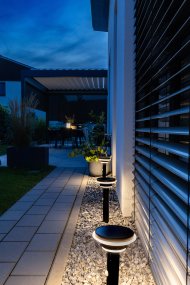 Double Circle Sensor Musta aurinkokennolamppu valmistajalta Ledvance - Sisäänrakennettu PIR-liiketunnistin ja päivänvalotunnistin syttyvät automaattisesti, kun pimeässä on liikettä, mikä takaa sekä turvallisuuden että energiatehokkuuden.