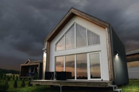 Flood Sensor 10W Musta aurinkokennolamppu valmistajalta Ledvance - Sis&auml;&auml;nrakennettu PIR-liiketunnistin ja p&auml;iv&auml;nvalotunnistin syttyv&auml;t automaattisesti, kun pime&auml;ss&auml; on liikett&auml;, mik&auml; takaa sek&auml; turvallisuuden ett&auml; energiatehokkuuden.