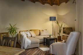 Felt Weaving Tumman harmaa lattiavalaisin valmistajalta Ledvance - Dekorativ golvlampa med sk&auml;rm gjord av fl&auml;tad filt vilket ger en fin och varm ljusspridning i rummet.