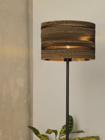 Cardboard Cylinder Ruskea lattiavalaisin valmistajalta Ledvance - Useista pahvikerroksista valmistettu näyttö luo valaistuna huoneeseen kauniin valon leikin ja luo lämpimän ja luonnollisen tunnelman.