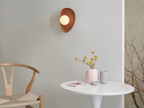 Clay Nest 26cm Ruskea seinävalaisin valmistajalta Ledvance - Glaskupan i opal som omfamnar ljusk&auml;llan skapar ett fint och bl&auml;ndfritt ljus i rummet.