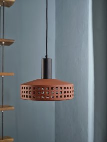 Clay Windows Ø26 Ruskea valmistajalta Ledvance - Clay Windows har en rustik design med sin sk&auml;rm gjord av lera i en r&ouml;dbrun f&auml;rg.