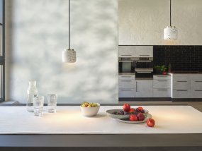 Terrazzo Ball Ø10 Valkoinen kattovalaisin valmistajalta Ledvance - Detaljerna i m&auml;ssing bidrar med en elegans till rummet.