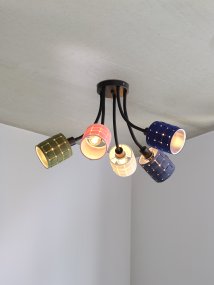 Felt Weaving Cans 63cm Monivärinen plafondi valmistajalta Ledvance - Varje arm har en sk&auml;rm av fl&auml;tad filt vilket ger en fin och varm ljusspridning i rummet.