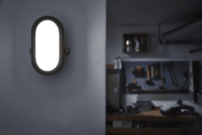 Bulkhead 11W Musta valmistajalta Ledvance - Bulkhead &auml;r en smidig belysningl&ouml;sning f&ouml;r dig som beh&ouml;ver en enkel lampa med bra ljus i t.