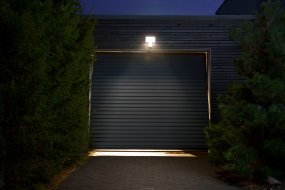 Flood Sensor 27W 4000K Tumman harmaa ulkovalo valmistajalta Ledvance - Du kan ocks&aring; v&auml;lja att st&auml;nga av sensorn helt och d&aring; ist&auml;llet anv&auml;nda dig av timern, lampan &auml;r d&aring; t&auml;nd i 6h och sl&auml;ckt resterande timmar p&aring; dygnet.