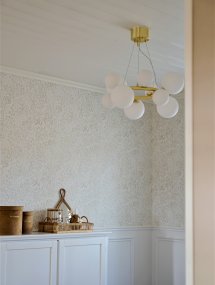 Molekyl Ø50 Matta messinki kattovalaisin valmistajalta Aneta Lighting - Sen moderni ja ainutlaatuinen muotoilu yhdistettynä korkealaatuisiin materiaaleihin tekee siitä ihanteellisen valinnan suunnittelutietoisille &ndash; lamppu, joka on yhtä paljon tunnelman luoja kuin tyylin ilmaisu.