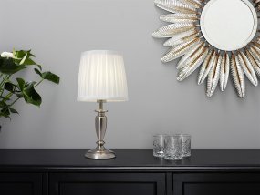 Ines 34cm Antiikki hopea valmistajalta Cottex - Metallista ja tekstiiliä valmistettu Ines-pöytävalaisin on tyylikäs klassikko, joka antaa ajattoman viehätyksen jokaiseen huoneeseen.