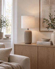 Palizzo 33cm Ruskea pöytävalaisin valmistajalta Nordic Lighting - Jalustassa on matta, hiekanv&auml;rinen viimeistely l&auml;mpim&auml;n ruskeassa s&auml;vyss&auml; ja uurrettu rakenne, joka antaa lampulle pehme&auml;n ja koristeellisen ilmeen.