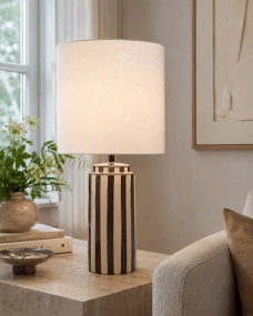 Faro 50cm Ruskea/valkoinen pöytävalaisin valmistajalta Nordic Lighting - Lampunjalka on valmistettu keraamisesta materiaalista, ja siin&auml; on kermanvalkoinen ja ruskeat raidat, jotka antavat eloisan mutta tasapainoisen vaikutelman.