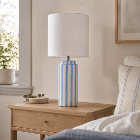 Faro 50cm Vaaleansininen/valkoinen pöytävalaisin valmistajalta Nordic Lighting - Lampunjalka on valmistettu keraamisesta materiaalista, ja siin&auml; on kermanvalkoinen jalusta ja vaaleansiniset raidat, jotka antavat eloisan mutta tasapainoisen vaikutelman.