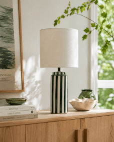 Faro 50cm Vihreä/valkoinen pöytävalaisin valmistajalta Nordic Lighting - Lampunjalka on valmistettu keraamisesta materiaalista, ja sen kermanvalkoinen jalusta ja vihre&auml;t raidat luovat eloisan mutta tasapainoisen vaikutelman.