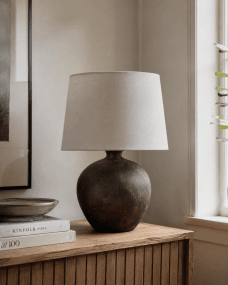 Bella 42cm Tummanruskea pöytävalaisin valmistajalta Nordic Lighting - Klassinen muoto ja l&auml;mmin v&auml;ris&auml;vy luovat ajattoman ja kodikkaan tunnelman.