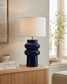 Anelli 56cm Sininen pöytävalaisin valmistajalta Nordic Lighting - Anelli&nbsp;-p&ouml;yt&auml;valaisin, jossa on sininen, kiilt&auml;v&auml; keraaminen jalusta ja valkoinen pellavavarjostin, on elegantti ja moderni sisustuselementti.