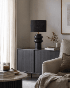 Anelli 56cm Musta pöytävalaisin valmistajalta Nordic Lighting - Ainutlaatuinen, veistoksellinen muoto ja tumma värisävy antavat modernin ja hienostuneen ilmeen.