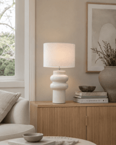 Anelli 56cm Valkoinen pöytävalaisin valmistajalta Nordic Lighting - Anelli&nbsp;-p&ouml;yt&auml;valaisimessa on tyylik&auml;s keraaminen jalusta ja elegantti pellavainen varjostin.