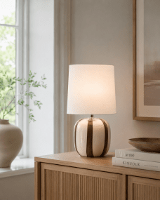 Pholca 38cm Valkoinen/ruskea pöytävalaisin valmistajalta Nordic Lighting - Lampunjalka on valmistettu keraamisesta materiaalista, ja siin&auml; on kermanvalkoinen ja ruskeat raidat, jotka luovat eloa ja luonnetta.