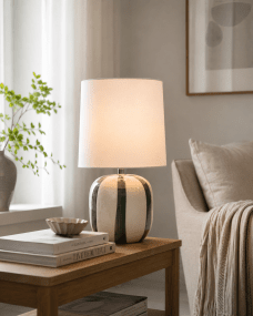 Pholca 38cm Valkoinen/vihreä pöytävalaisin valmistajalta Nordic Lighting - Lampunjalka on valmistettu keraamisesta materiaalista, ja siin&auml; on kermanvalkoinen jalusta ja vihre&auml;t raidat, jotka luovat eloa ja luonnetta.