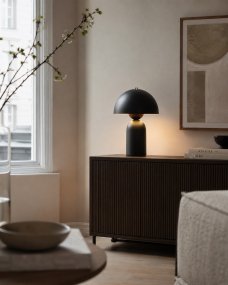 Capello 35cm Musta pöytävalaisin valmistajalta Nordic Lighting - Valaisimessa on py&ouml;ristetty varjostin ja pehme&auml;sti muotoiltu jalka, joka luo harmonisen tasapainon muotojen v&auml;lille.