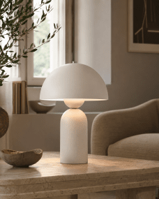 Capello 35cm Valkoinen pöytävalaisin valmistajalta Nordic Lighting - Valaisimessa on py&ouml;ristetty varjostin ja pehme&auml;sti muotoiltu jalka, joka luo harmonisen tasapainon muotojen v&auml;lille.
