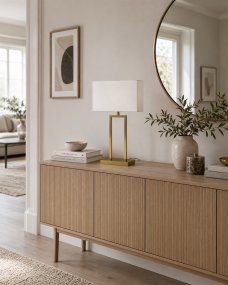 Gemma 52cm Messinki pöytävalaisin valmistajalta Nordic Lighting - Elegantti metallinen p&ouml;yt&auml;valaisin tyylikk&auml;&auml;ll&auml; messingill&auml; viimeistellyll&auml; viimeistelyll&auml;, joka antaa l&auml;mpim&auml;n ja eksklusiivisen vaikutelman.